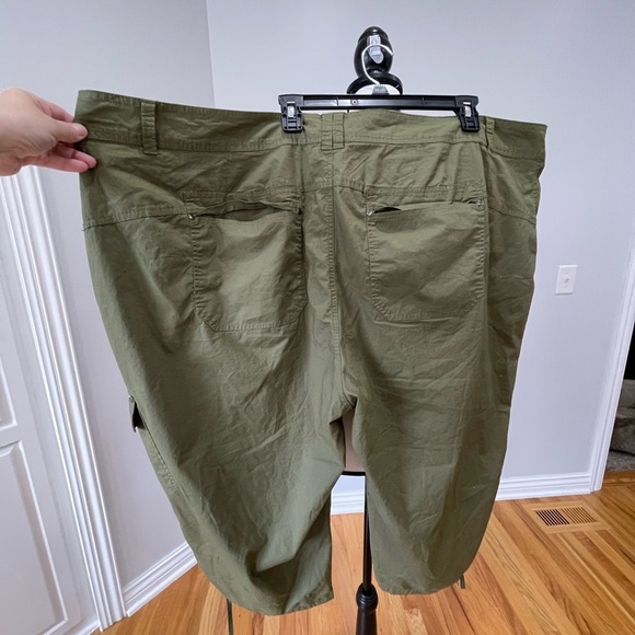 Ellos Women's Plus Size Stretch Cargo Capris size 32 3X casual army green  NWOT - Picture 3 of 16
